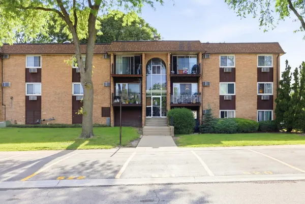 $190,000 | 1080 Knoll Lane, Unit 107, Hoffman Estates, IL 60169
