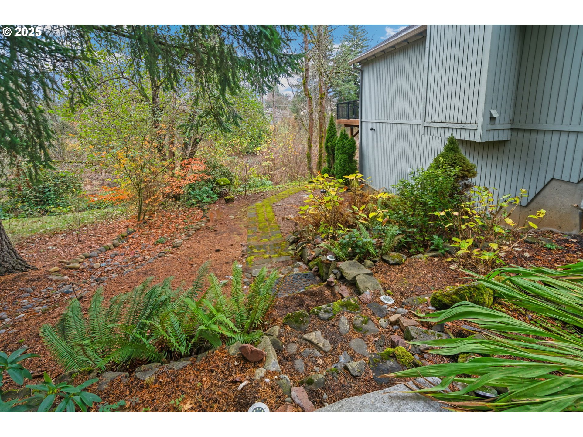 1005 Southwest 4th Street Gresham, OR 97080 - Photo 33 of 40 a backyard of a house with lots of green space