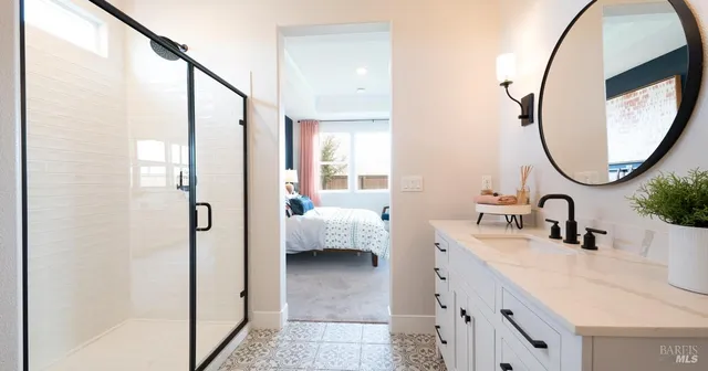 a en suite bathroom with a sink and a mirror