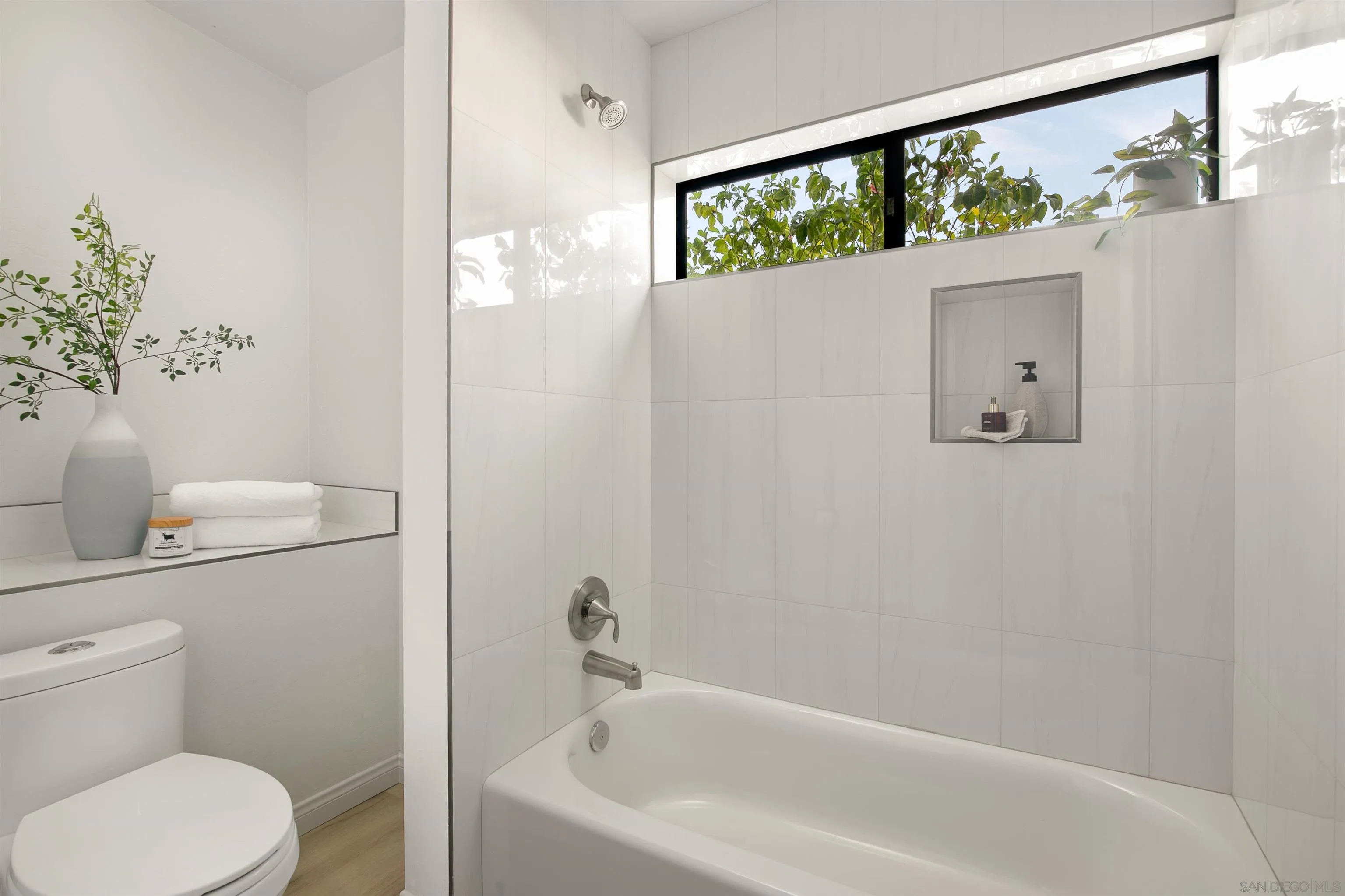 1050 Solana Drive Del Mar, CA 92014 - Photo 35 of 75 a bathroom with a toilet and a bathtub