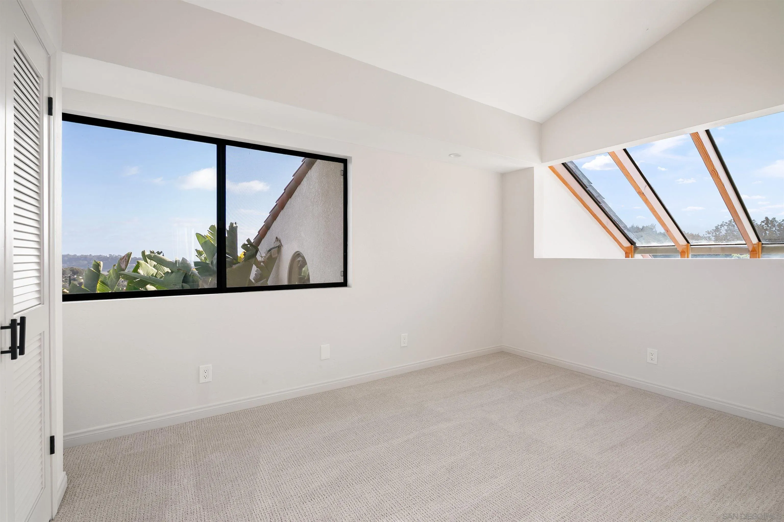 1050 Solana Drive Del Mar, CA 92014 - Photo 36 of 75 an empty room with windows