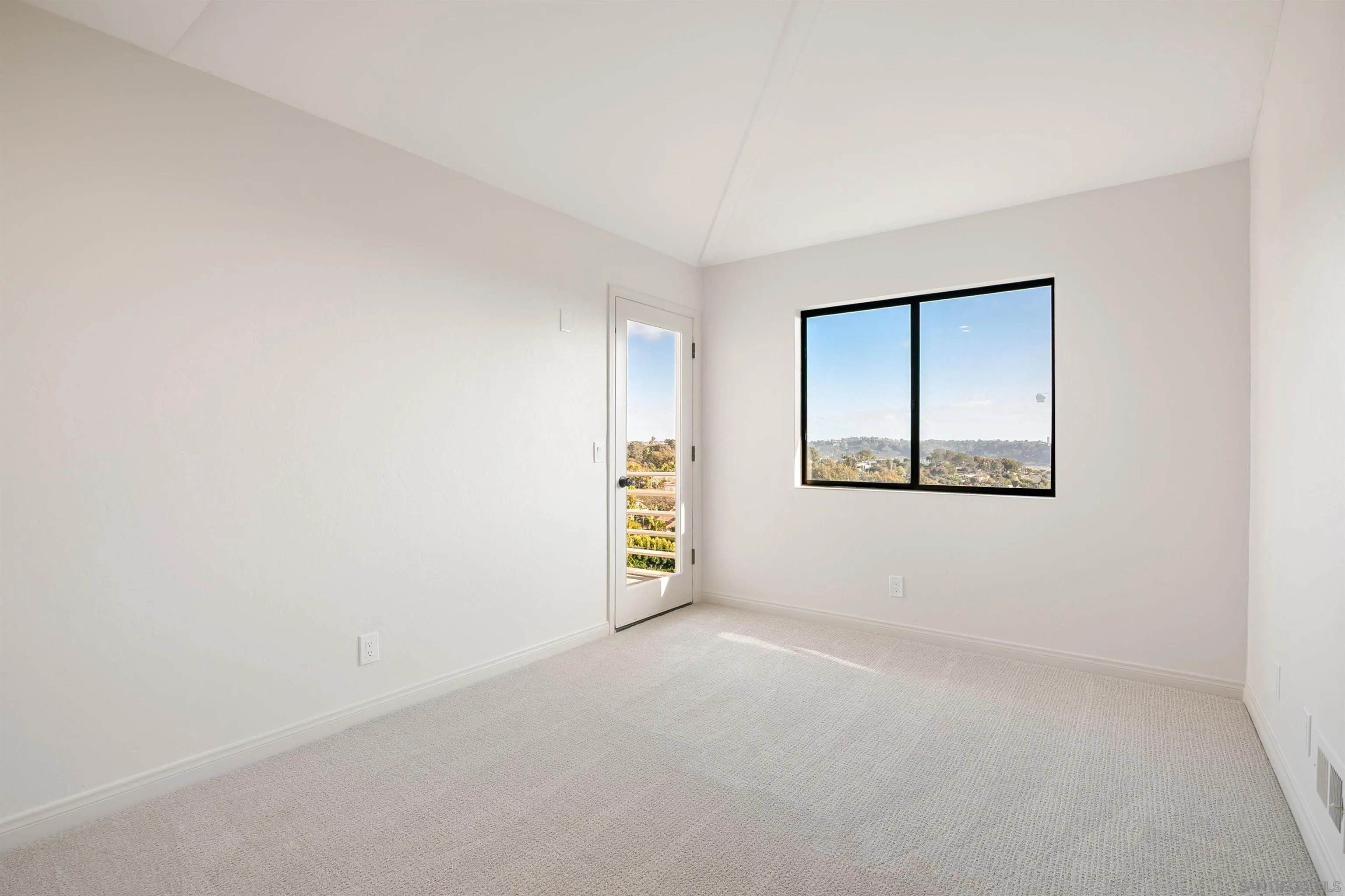 1050 Solana Drive Del Mar, CA 92014 - Photo 38 of 75 a view of an empty room with a window