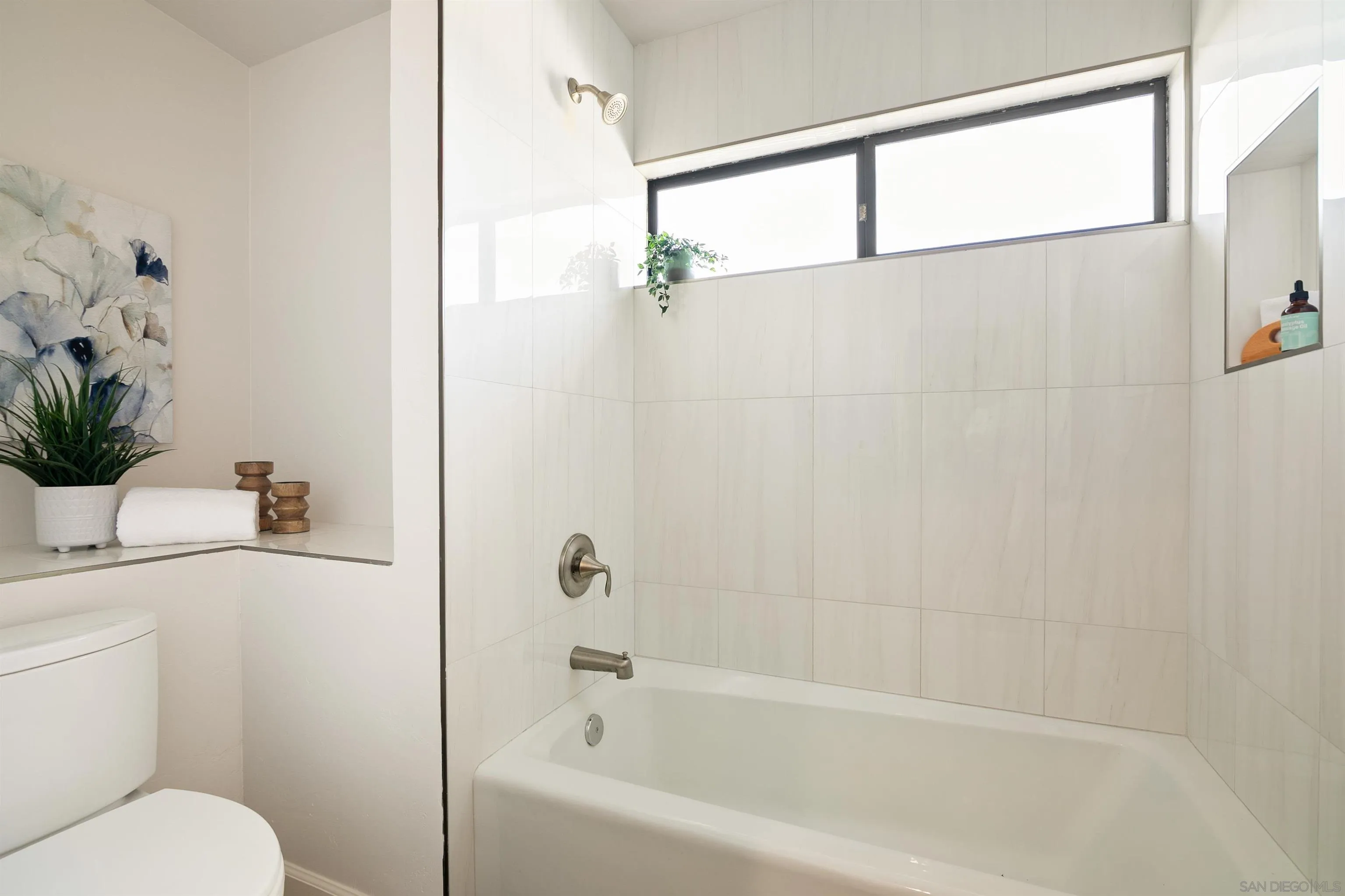1050 Solana Drive Del Mar, CA 92014 - Photo 40 of 75 a bathroom with a toilet a sink and a bathtub
