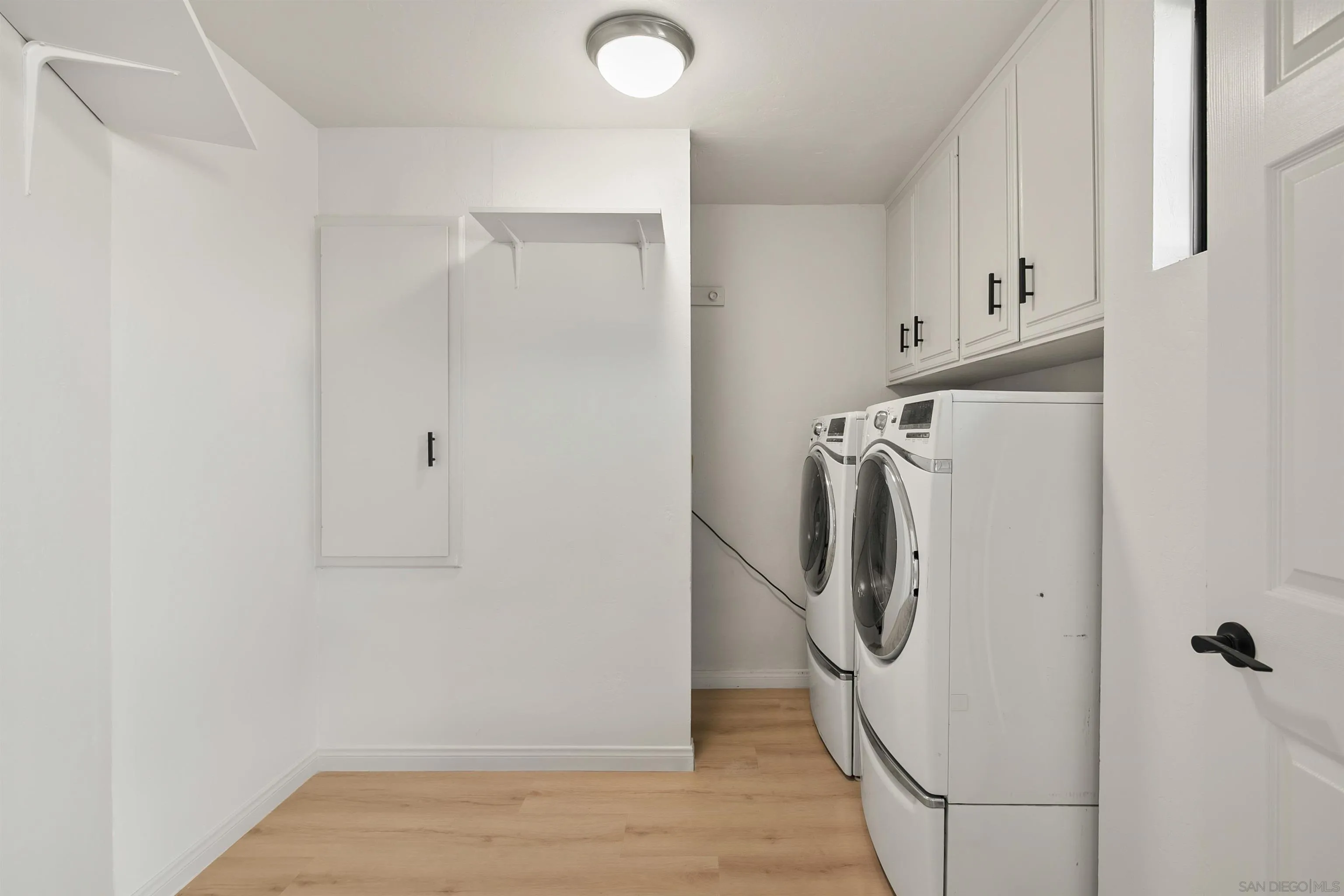 1050 Solana Drive Del Mar, CA 92014 - Photo 44 of 75 a utility room with dryer and washer