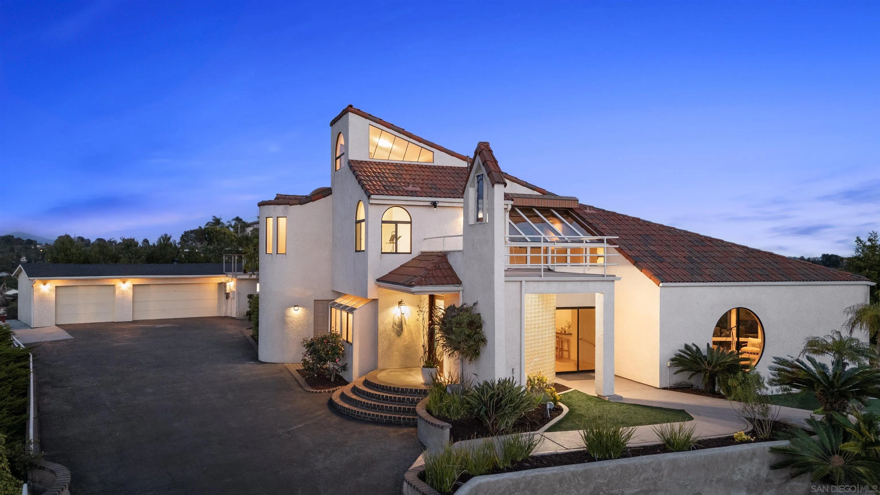 1050 Solana Drive Del Mar, CA 92014 - Photo 6 of 75 a front view of a house with garden
