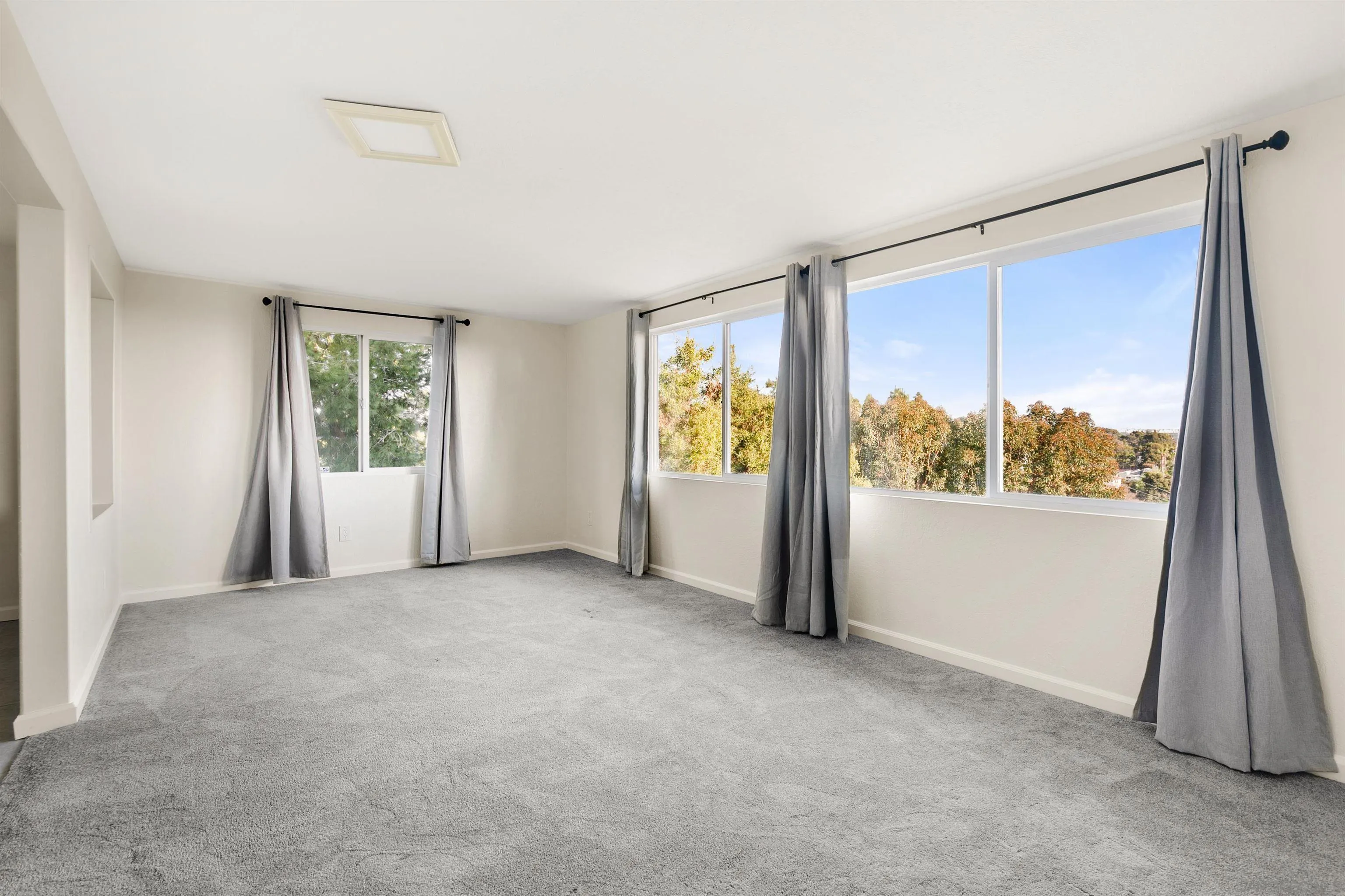 1050 Solana Drive Del Mar, CA 92014 - Photo 64 of 75 an empty room with windows