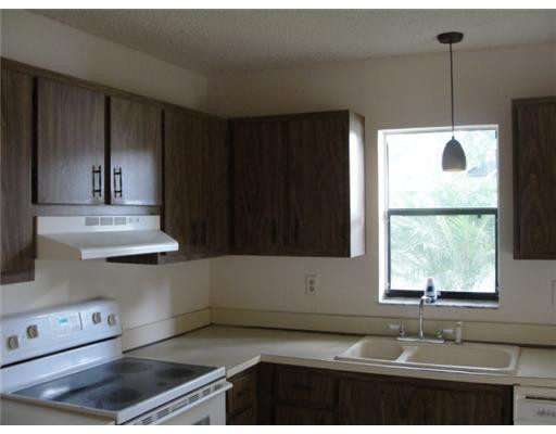 9285 Southwest 61st Way, Unit 23A Boca Raton, FL 33428 - Photo 4 of 11 Kitchen