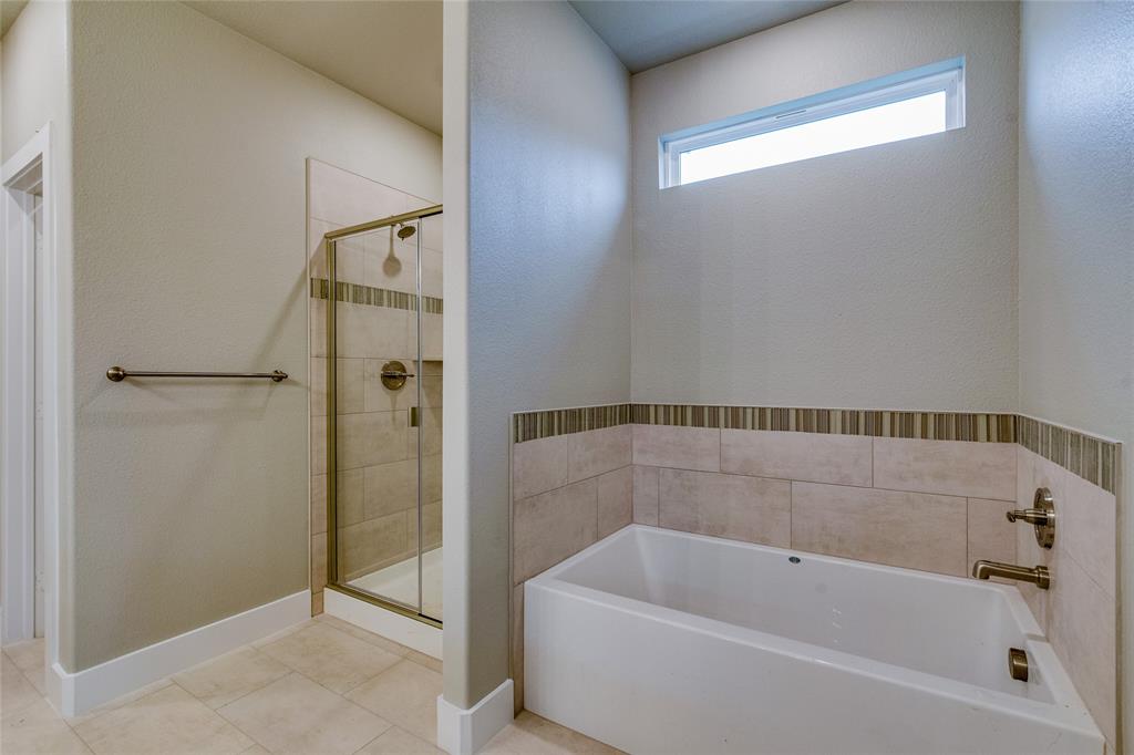 602 Kyle Drive Tioga, TX 76271 - Photo 20 of 29 a bathroom with a bathtub