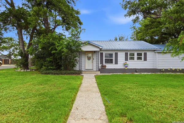 $318,469 | 2401 Ave J, Hondo, TX 78861