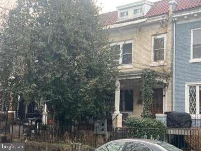 1522 Spring Place Northwest Washington, DC 20010 - Photo 2 of 4 a front view of a house with garden