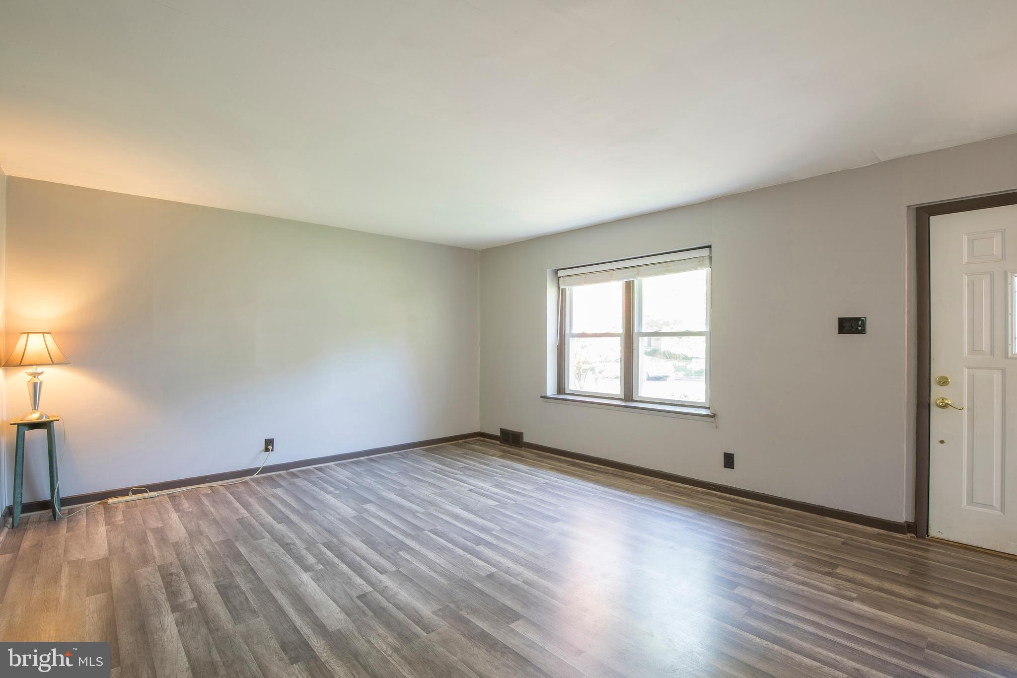 25 Belair Road Warminster, PA 18974 - Photo 4 of 23 Living Room