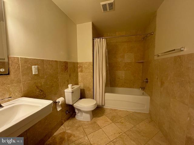 3750 Main Street, Unit 509 Philadelphia, PA 19127 - Photo 13 of 23 a bathroom with a toilet a sink and bathtub