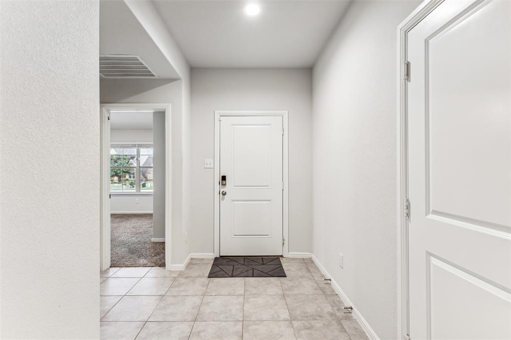 714 Wolf Creek Cleburne, TX 76033 - Photo 7 of 40 a view of a hallway
