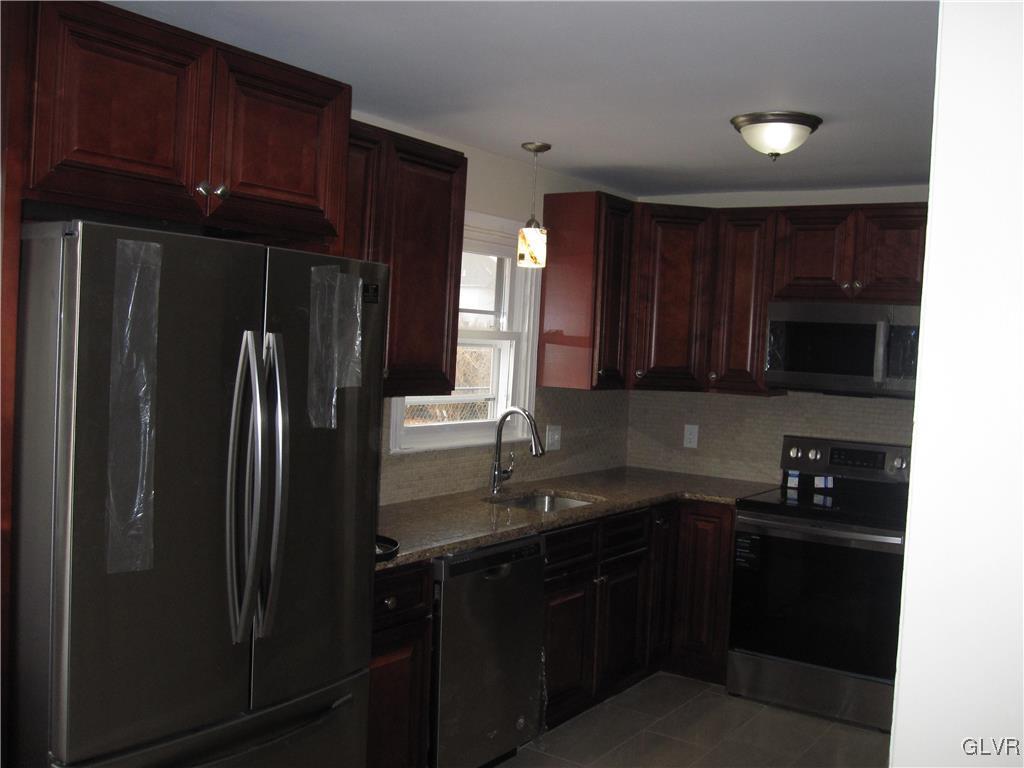 3226 South Ruch Street Whitehall, PA 18052 - Photo 9 of 36 Gallery Image 9