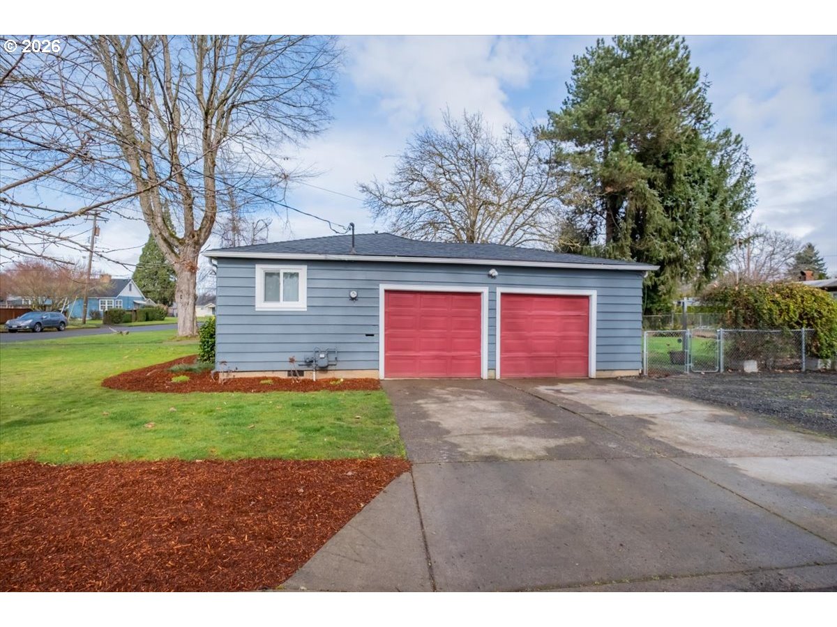 491 Cleveland Street Lebanon, OR 97355 - Photo 30 of 34