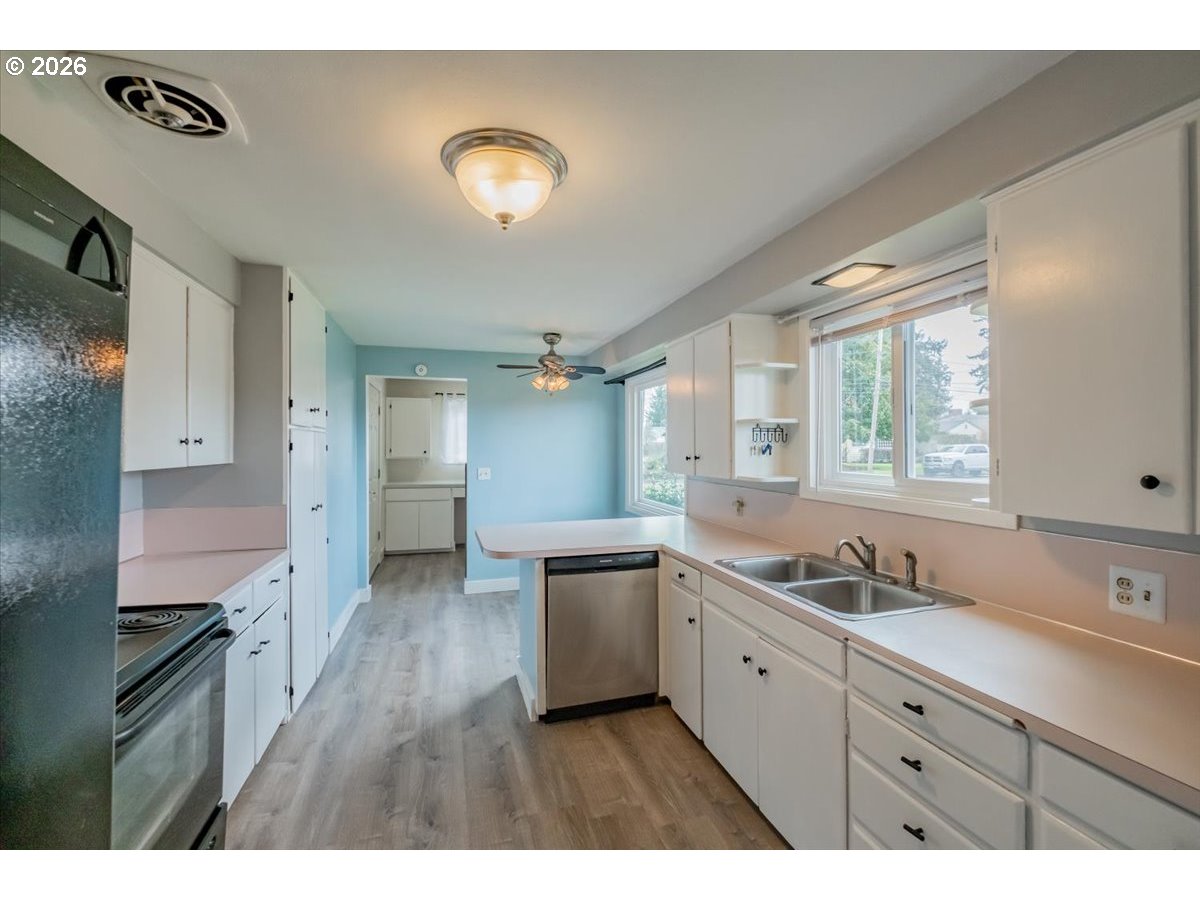 491 Cleveland Street Lebanon, OR 97355 - Photo 8 of 34