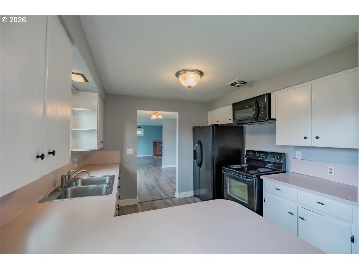 491 Cleveland Street Lebanon, OR 97355 - Photo 10 of 34