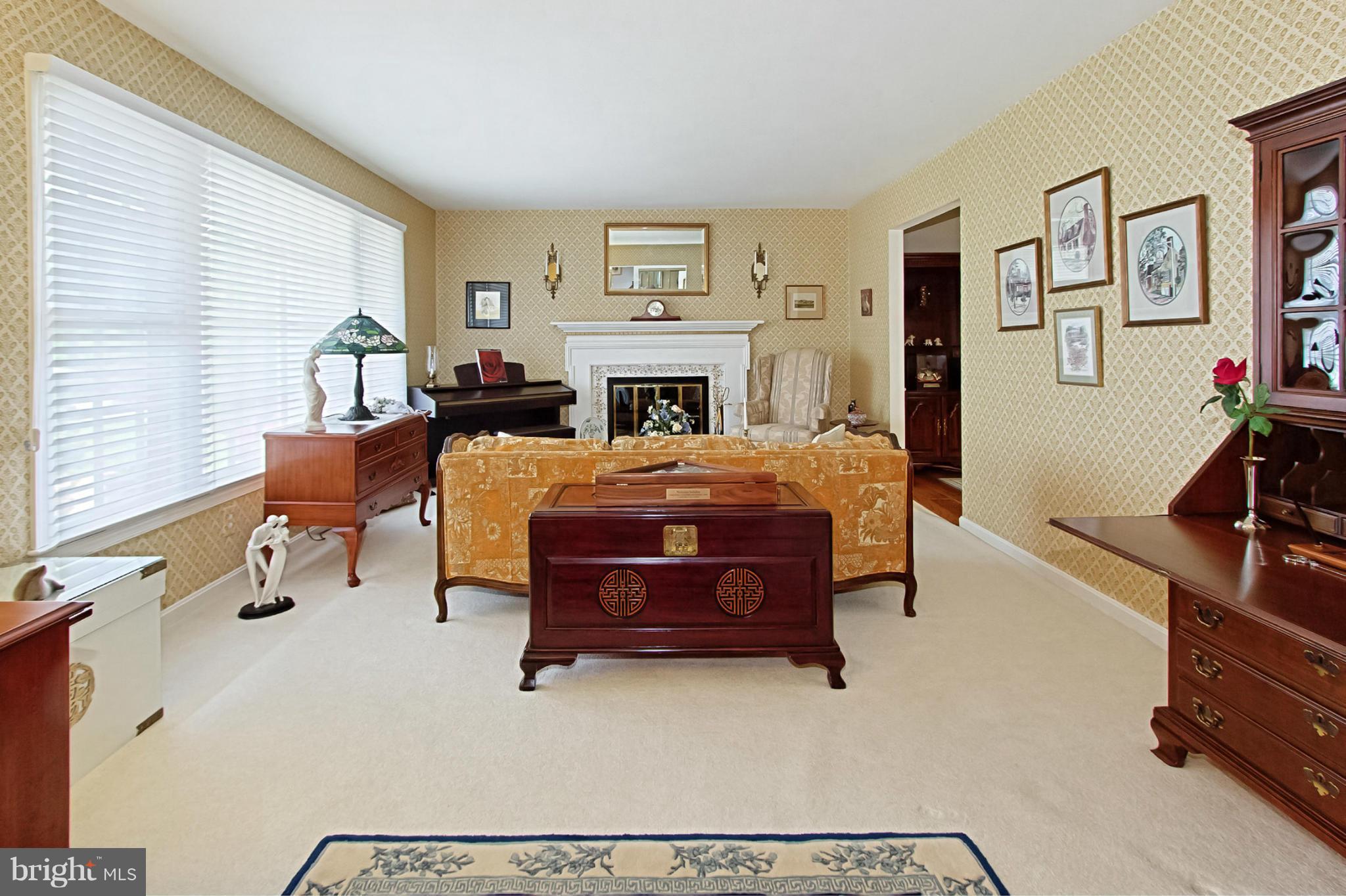 8111 West Point Drive Springfield, VA 22153 - Photo 6 of 28 Living Room