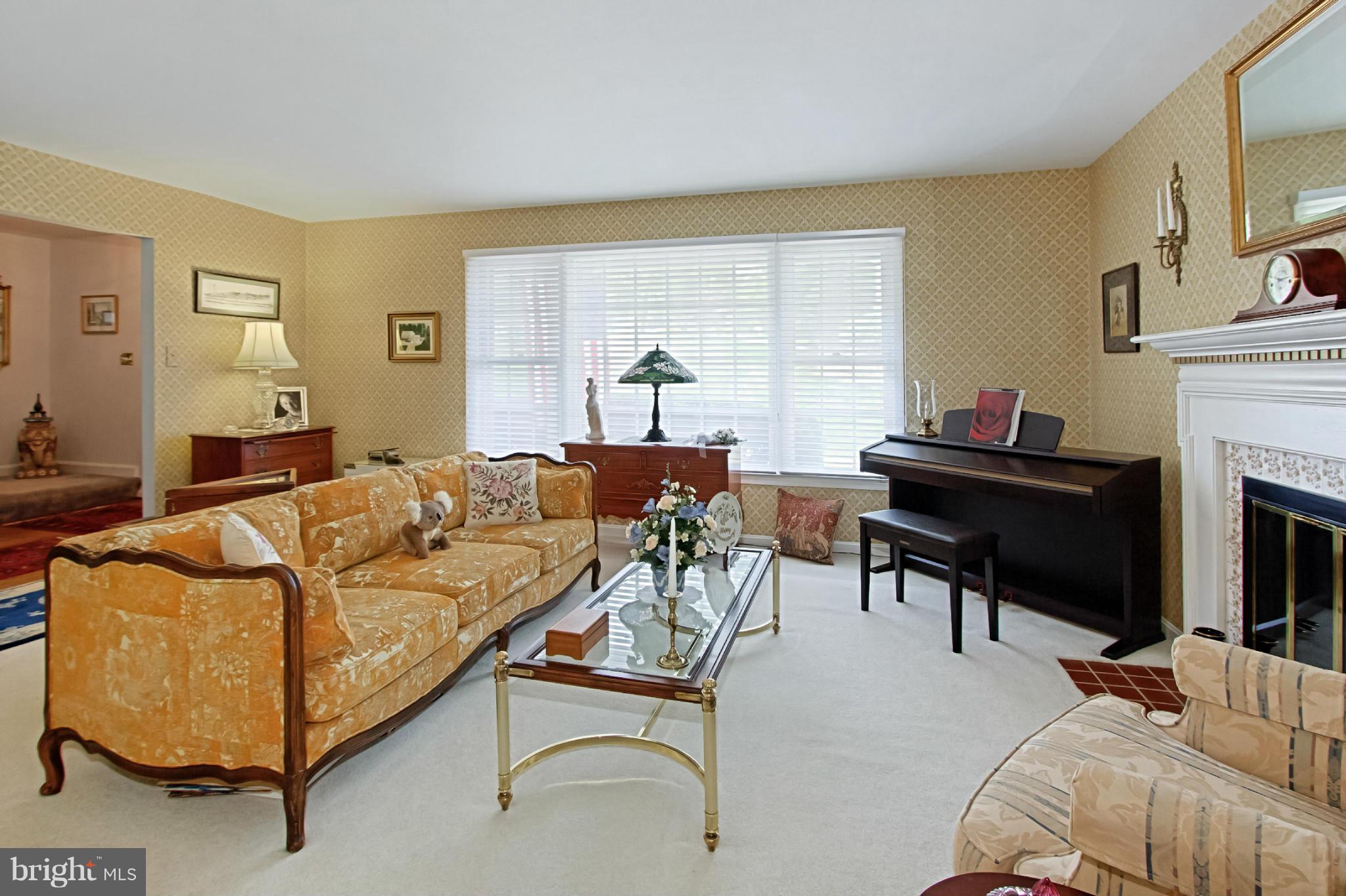 8111 West Point Drive Springfield, VA 22153 - Photo 7 of 28 Living Room