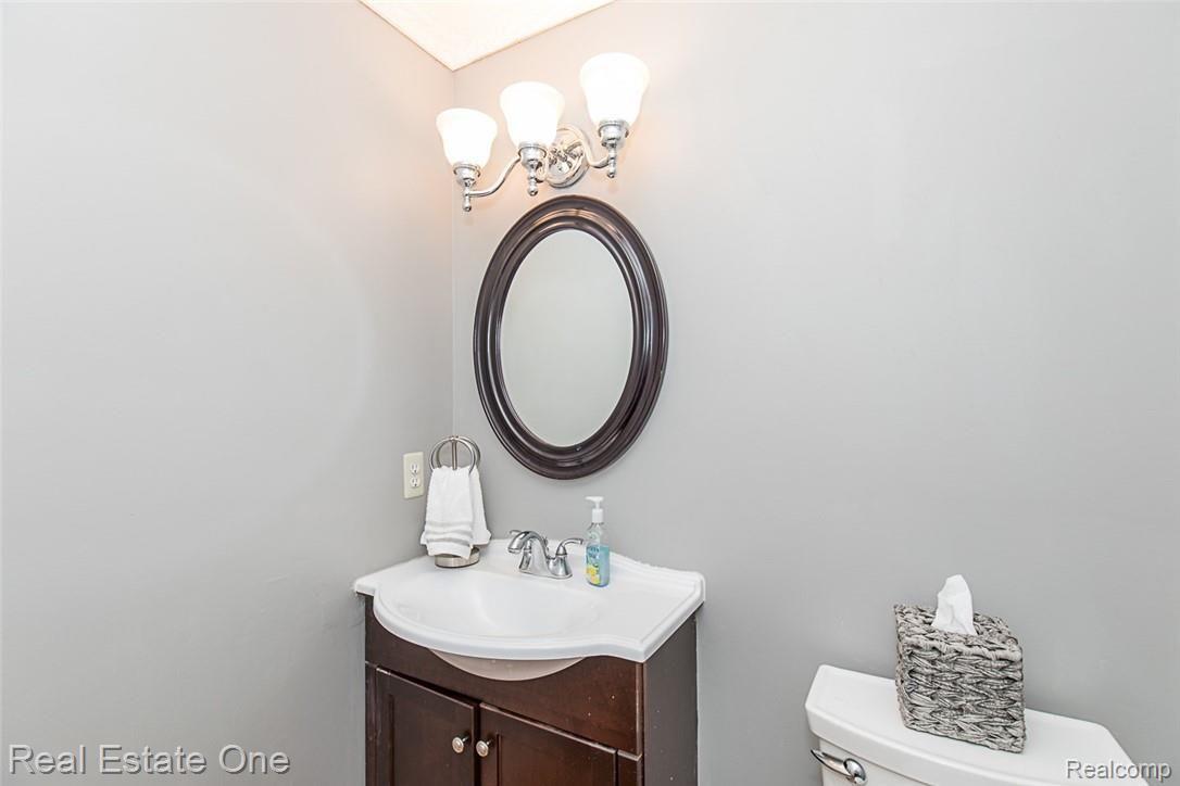3861 Beechcrest Road Rochester, MI 48309 - Photo 15 of 29 HALF BATH - 1ST FLOOR