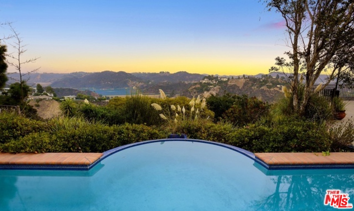 1456 Stradella Road Los Angeles, CA 90077 - Photo 3 of 25