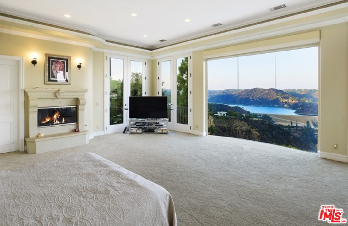 1456 Stradella Road Los Angeles, CA 90077 - Photo 10 of 25