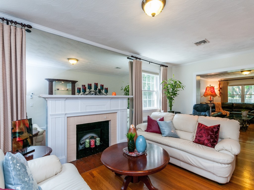 340 Russett Road Brookline, MA 02467 - Photo 3 of 16 Gallery Image 3