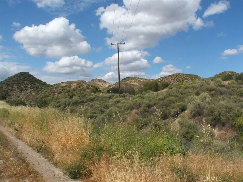 8 Summit Knoll Road Agua Dulce, CA 91390 - Photo 3 of 6 a view of a lake