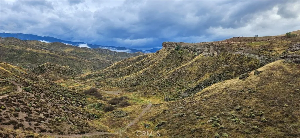 8 Summit Knoll Road Agua Dulce, CA 91390 - Photo 5 of 6 a view of a building