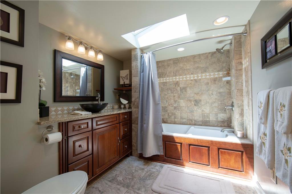 525 Great Belt Road Butler, PA 16002 - Photo 19 of 25 2nd Floor Full Hall Bath offers a tranquil spa-like aesthetic.