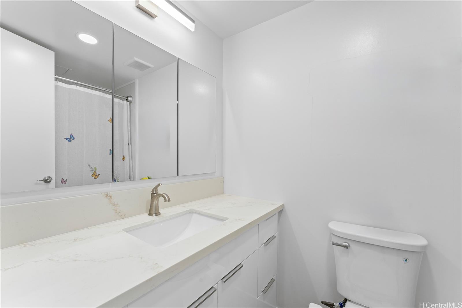 700 Richards Street, Unit 1709 Honolulu, HI 96813 - Photo 16 of 25 a bathroom with a sink a toilet and shower