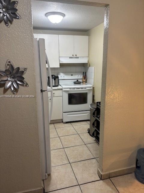 666 West 81st Street, Unit 418 Hialeah, FL 33014 - Photo 8 of 9 a kitchen with a stove a sink and a refrigerator