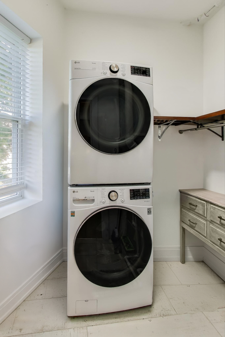 6511 South Evans Avenue Chicago, IL 60637 - Photo 11 of 30 a utility room with washing machine