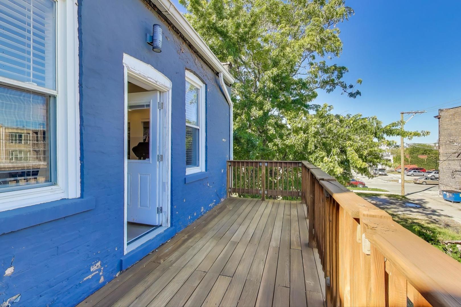 6511 South Evans Avenue Chicago, IL 60637 - Photo 16 of 30 a balcony with wooden floor and outdoor space