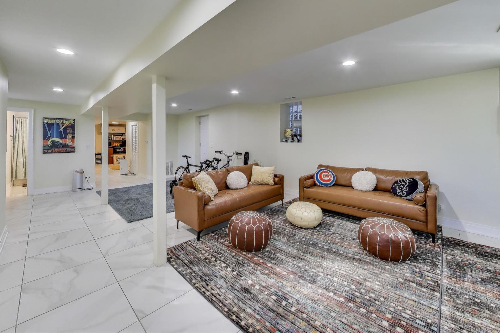 6511 South Evans Avenue Chicago, IL 60637 - Photo 20 of 30 a living room with furniture and a rug