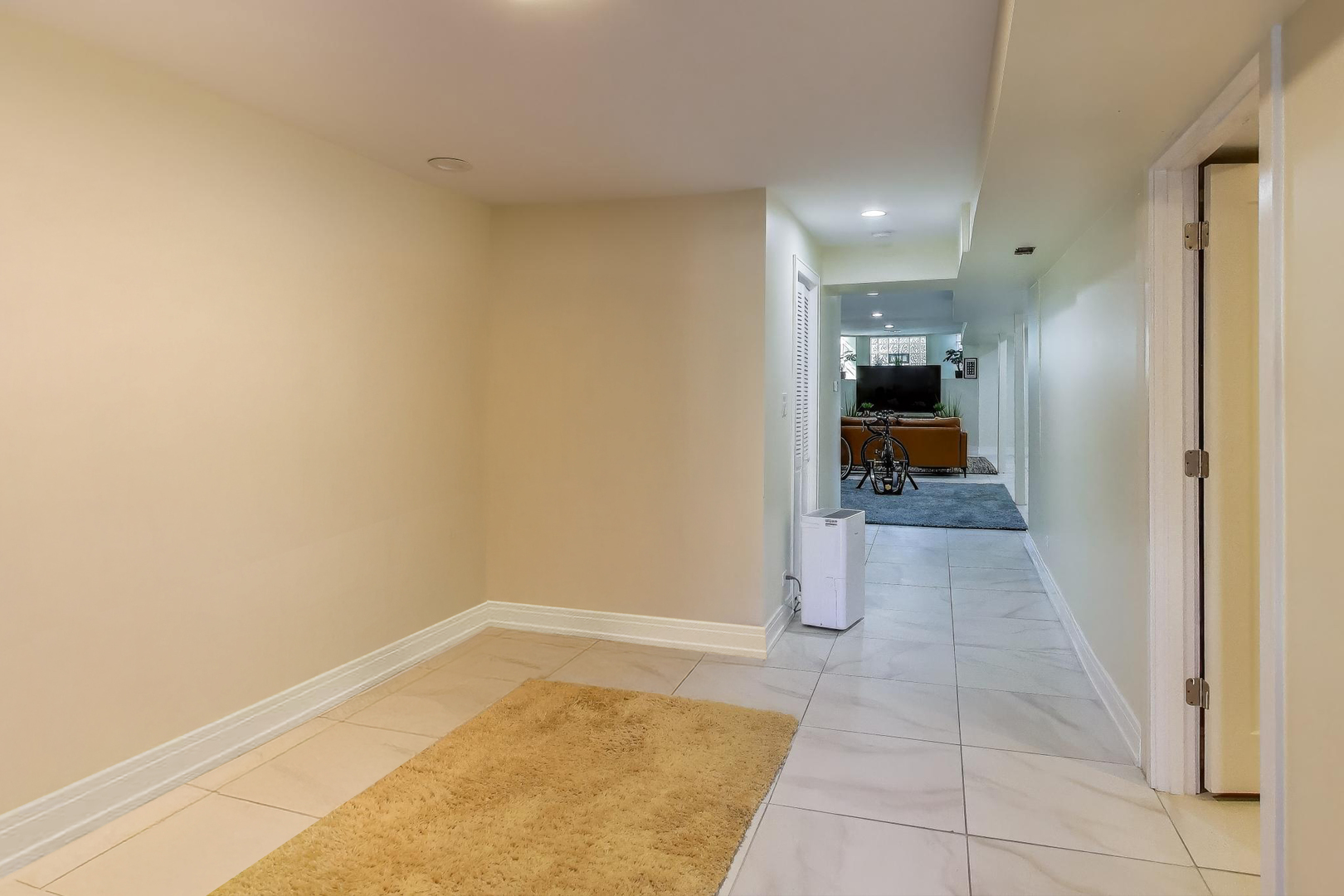 6511 South Evans Avenue Chicago, IL 60637 - Photo 22 of 30 a view of a hallway with a bathroom