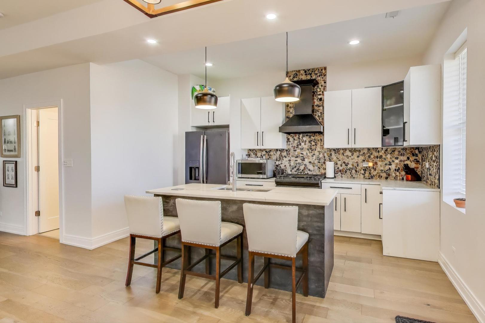 6511 South Evans Avenue Chicago, IL 60637 - Photo 6 of 30 a kitchen with kitchen island granite countertop a table and chairs in it