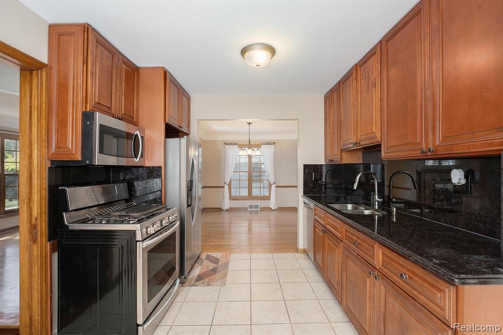 1946 Stanhope Street Grosse Pointe Woods, MI 48236 - Photo 5 of 31