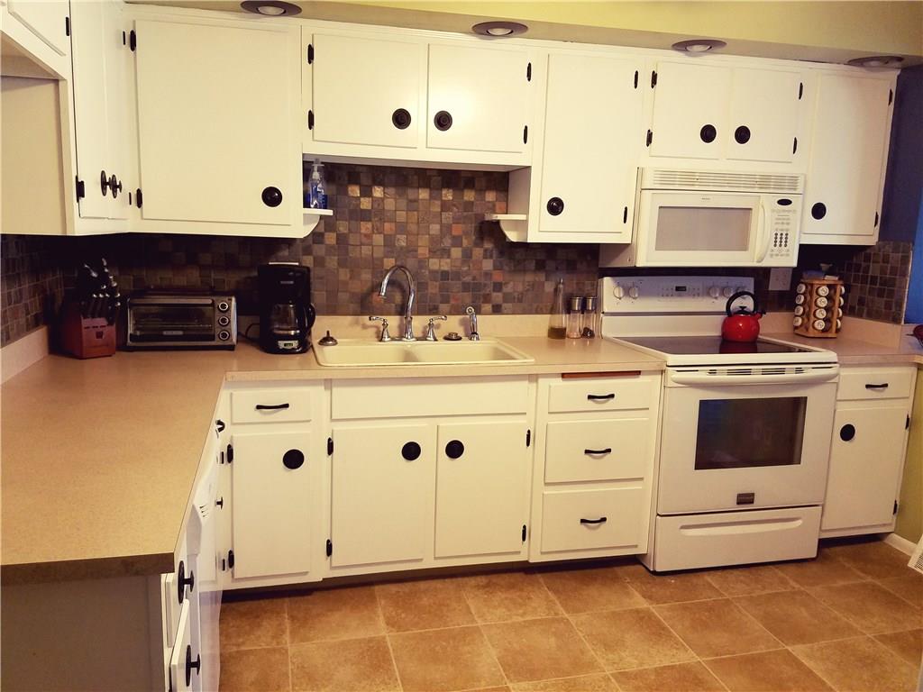 213 Linhurst Avenue Butler, PA 16001 - Photo 10 of 24 Tasteful kitchen, appliances will stay!