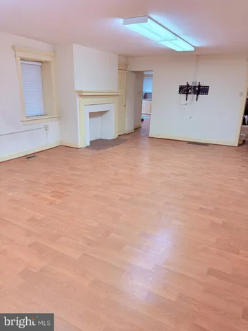 a view of empty room with wall