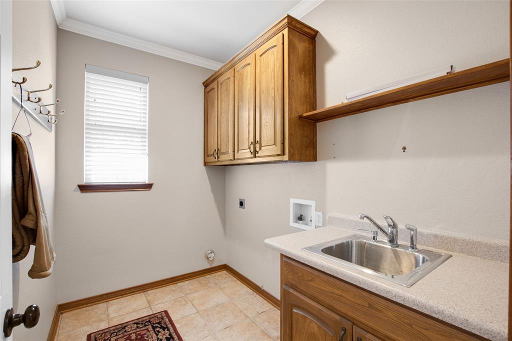 850 Turquoise Point Rockwall, TX 75032 - Photo 19 of 40 a bathroom with a sink and a window