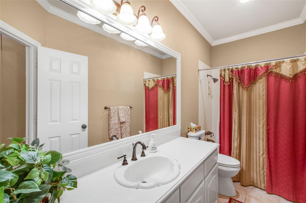 850 Turquoise Point Rockwall, TX 75032 - Photo 29 of 40 a bathroom with a sink a toilet and a mirror