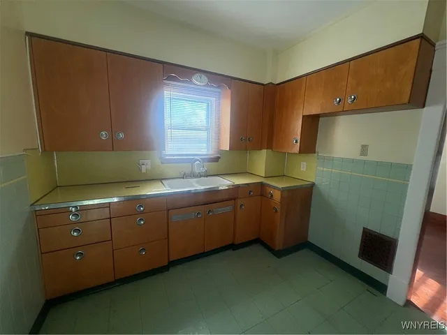 $1,600 | 2239 Willow Avenue, Niagara Falls, NY 14305