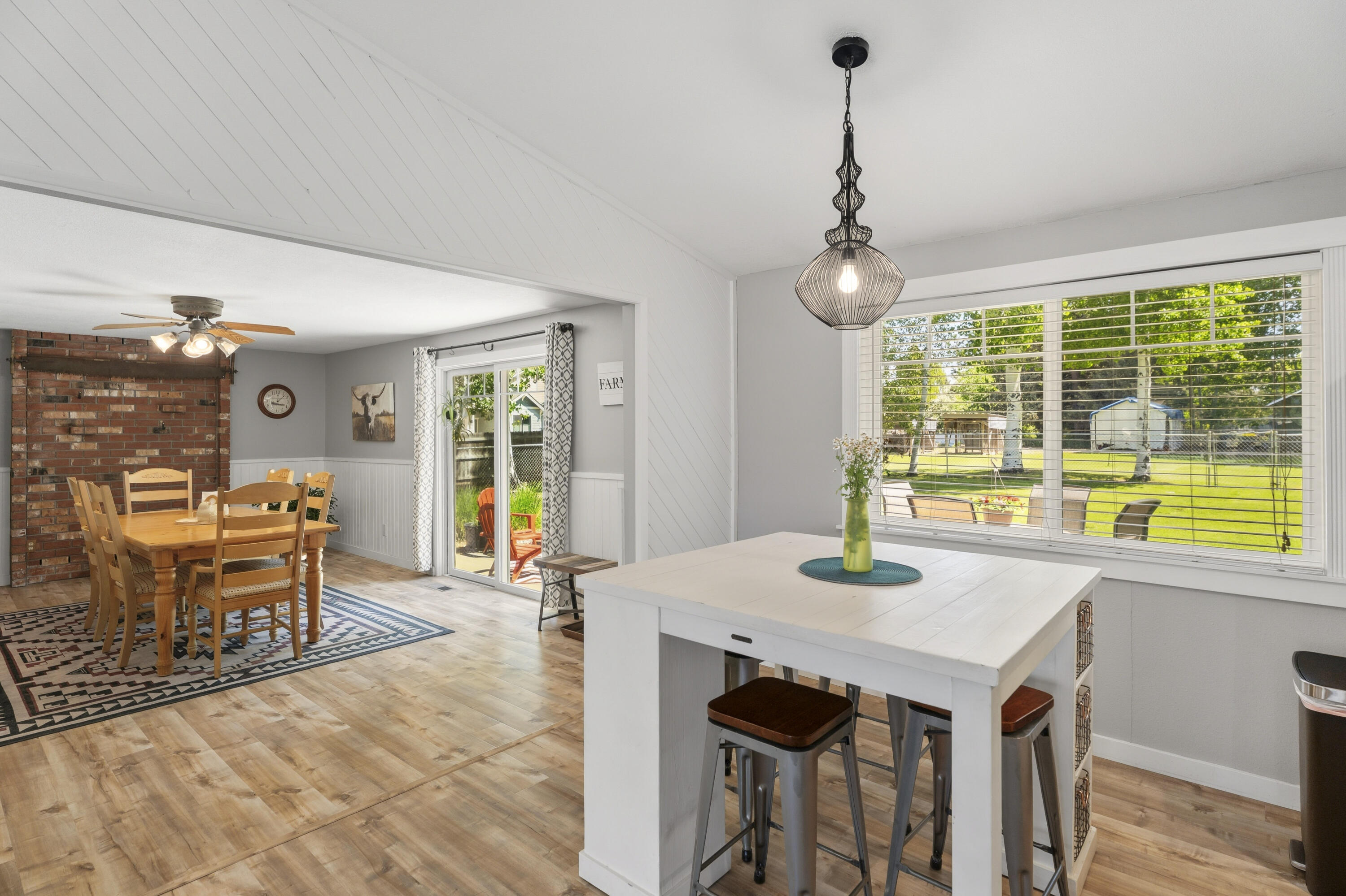 61908 Pettigrew Road Bend, OR 97702 - Photo 19 of 62 59-Dining Area