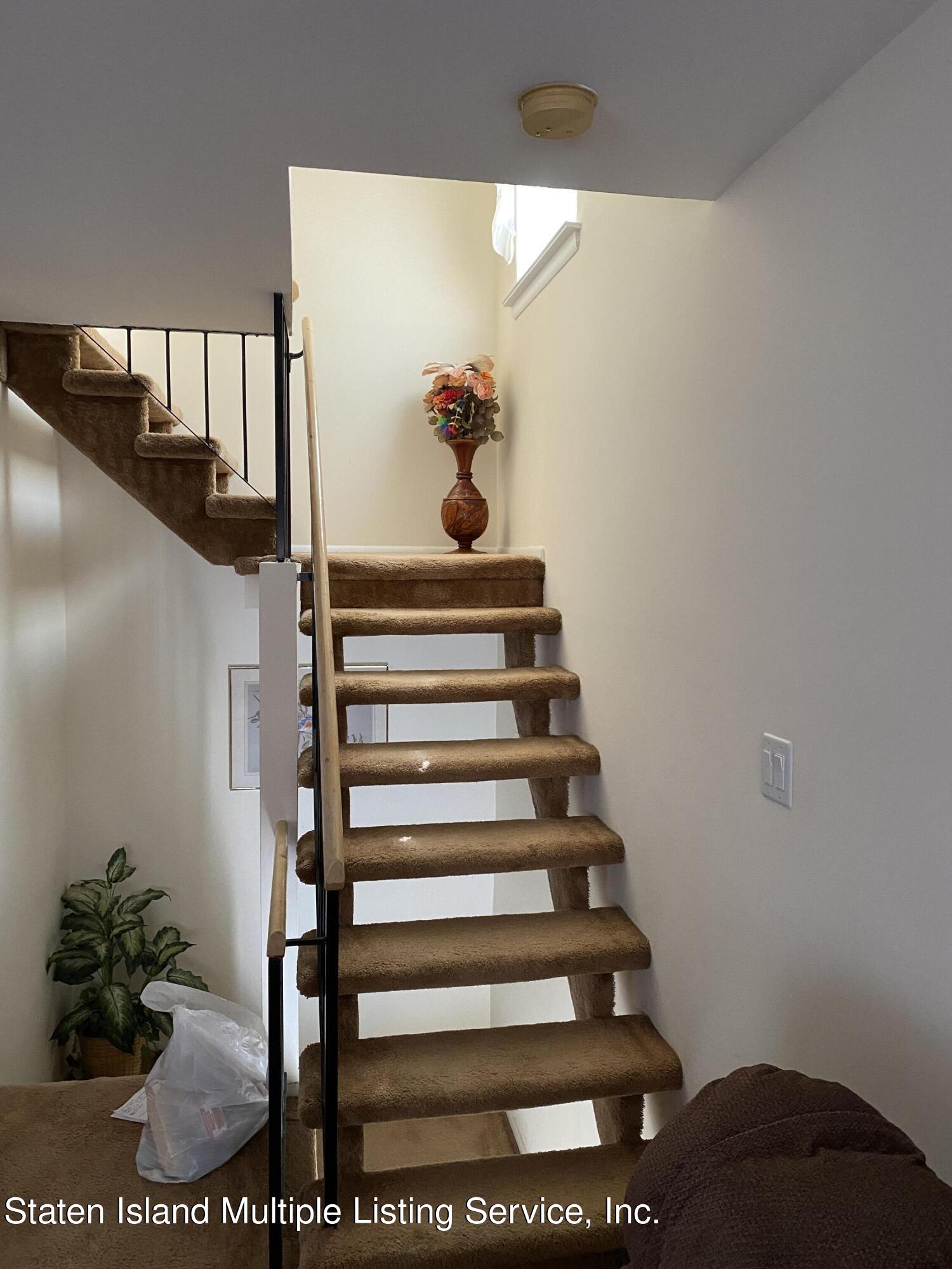 34 Hart Loop Staten Island, NY 10306 - Photo 12 of 17 Off Living Room