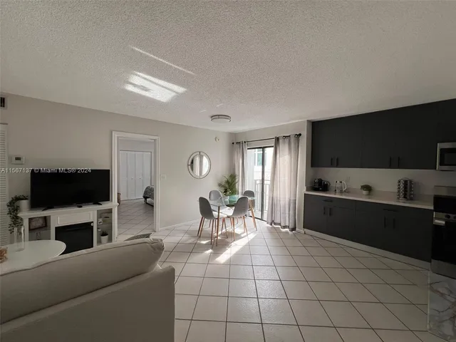 $2,500 | 753 Michigan Avenue, Unit 3C, Miami Beach, FL 33139
