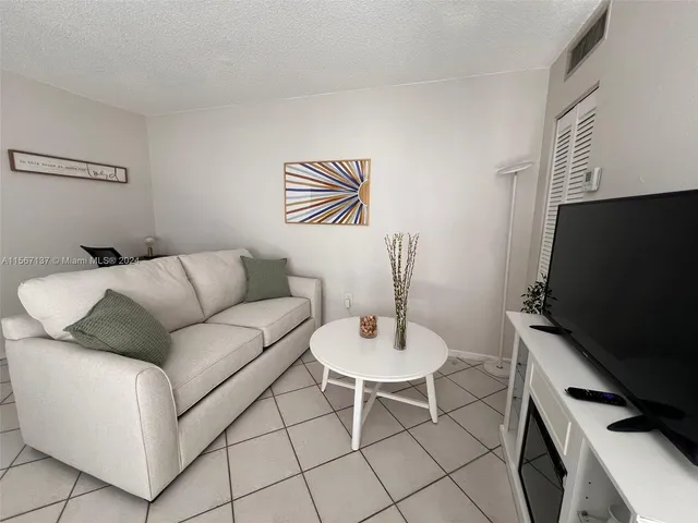 $2,500 | 753 Michigan Avenue, Unit 3C, Miami Beach, FL 33139