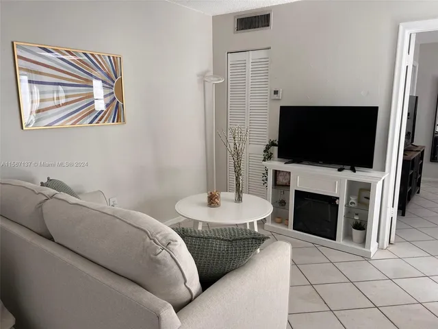 $2,500 | 753 Michigan Avenue, Unit 3C, Miami Beach, FL 33139