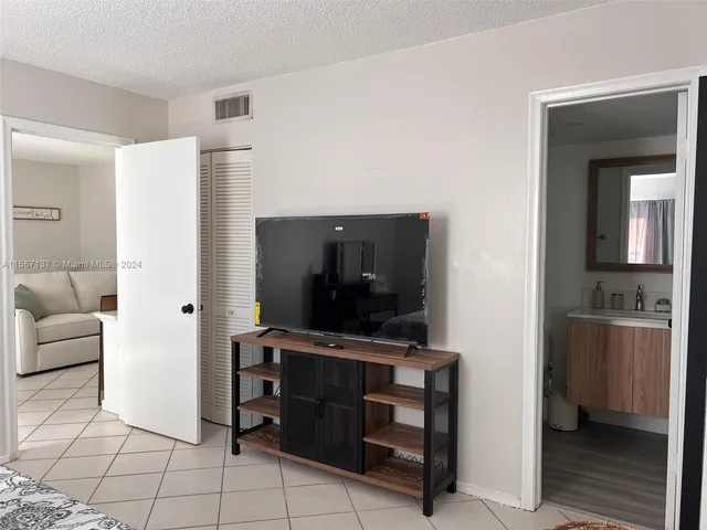 $2,500 | 753 Michigan Avenue, Unit 3C, Miami Beach, FL 33139