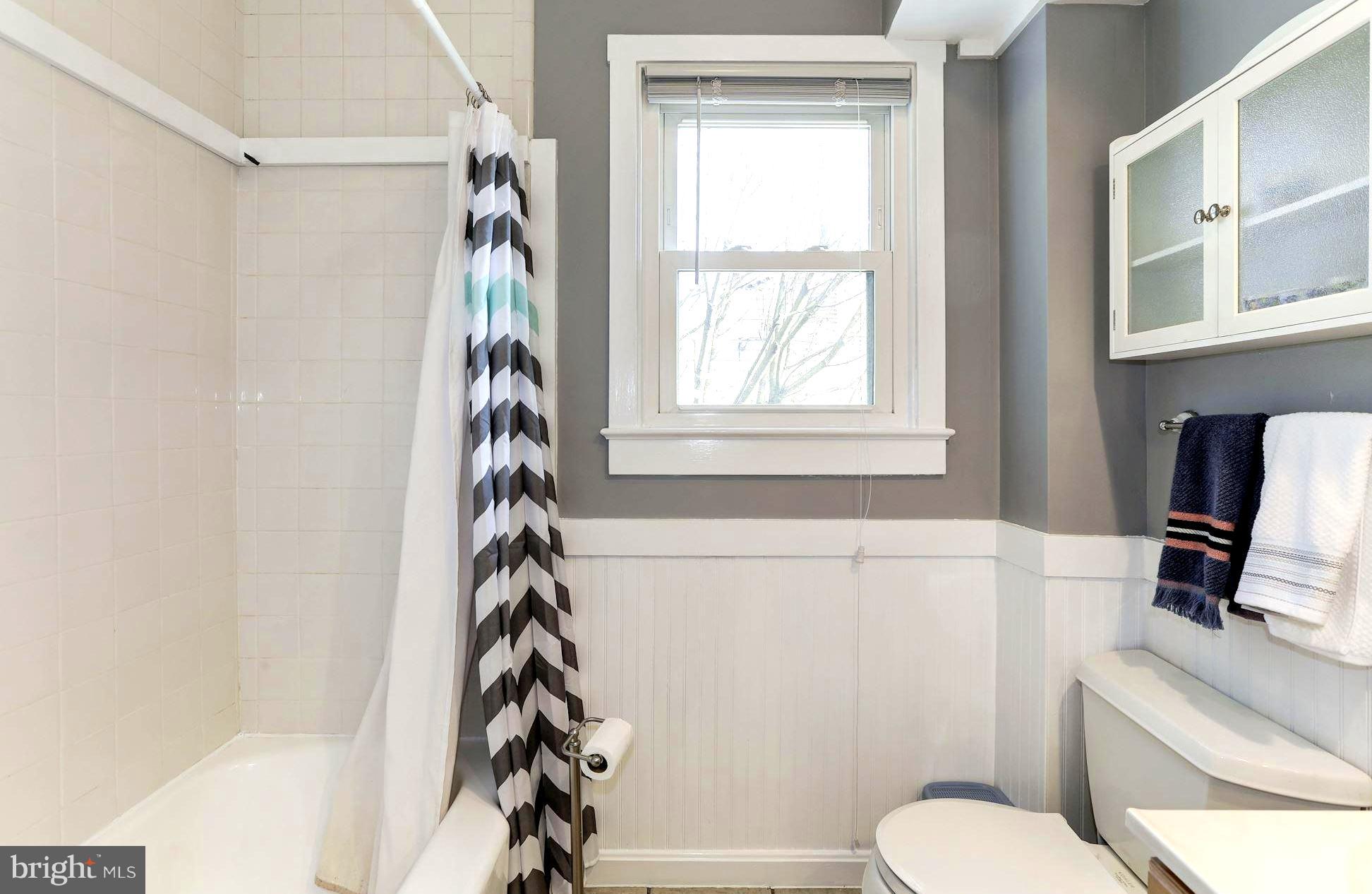 307 Gibson Road Annapolis, MD 21401 - Photo 20 of 31 Beadboard Wainscoting . Tiled Tub / Shower